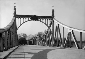 Glienicker Brücke (vor 1945), Foto: Ernst Eichgrün. Sammlung Potsdam Museum. Forum für Kunst und Geschichte