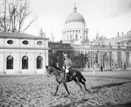 Ernst Eichgrün: Kronprinz Wilhelm zu Pferde im Potsdamer Lustgarten © Potsdam Museum - Forum für Kunst und Geschichte 