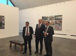 Joachim Liebe führt Jann Jakobs, Dietmar Woidke und Matthias Platzeck durch seine Ausstellung VERGESSEN.