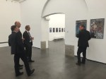 Prominente Gäste im Kunstraum Potsdam: Oberbürgermeister Jann Jakobs, der amtierende Ministerpräsident Dietmar Woidke und sein Vorgänger Matthias Platzeck schauen sich Joachim Liebes Fotos an.