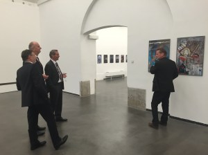 Prominente Gäste im Kunstraum Potsdam: Oberbürgermeister Jann Jakobs, der amtierende Ministerpräsident Dietmar Woidke und sein Vorgänger Matthias Platzeck schauen sich Joachim Liebes Fotos an.