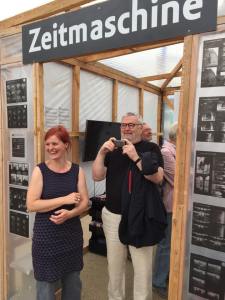 Judith Granzow (Potsdam Museum) und der Fotograf Manfred Hamm vor der Zeitmaschine.