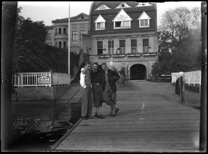 Drei Klubmitglieder vor dem „Vineta“-Klubhaus nahe der Glienicker Brücke, das 1910 eingeweiht und 1979 abgerissen wurde. (C) Potsdam Museum - Forum für Kunst und Gechichte