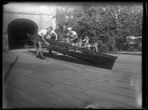 Eines der klubeigenen Ruderboote vor dem Bootsschuppen des „Vineta